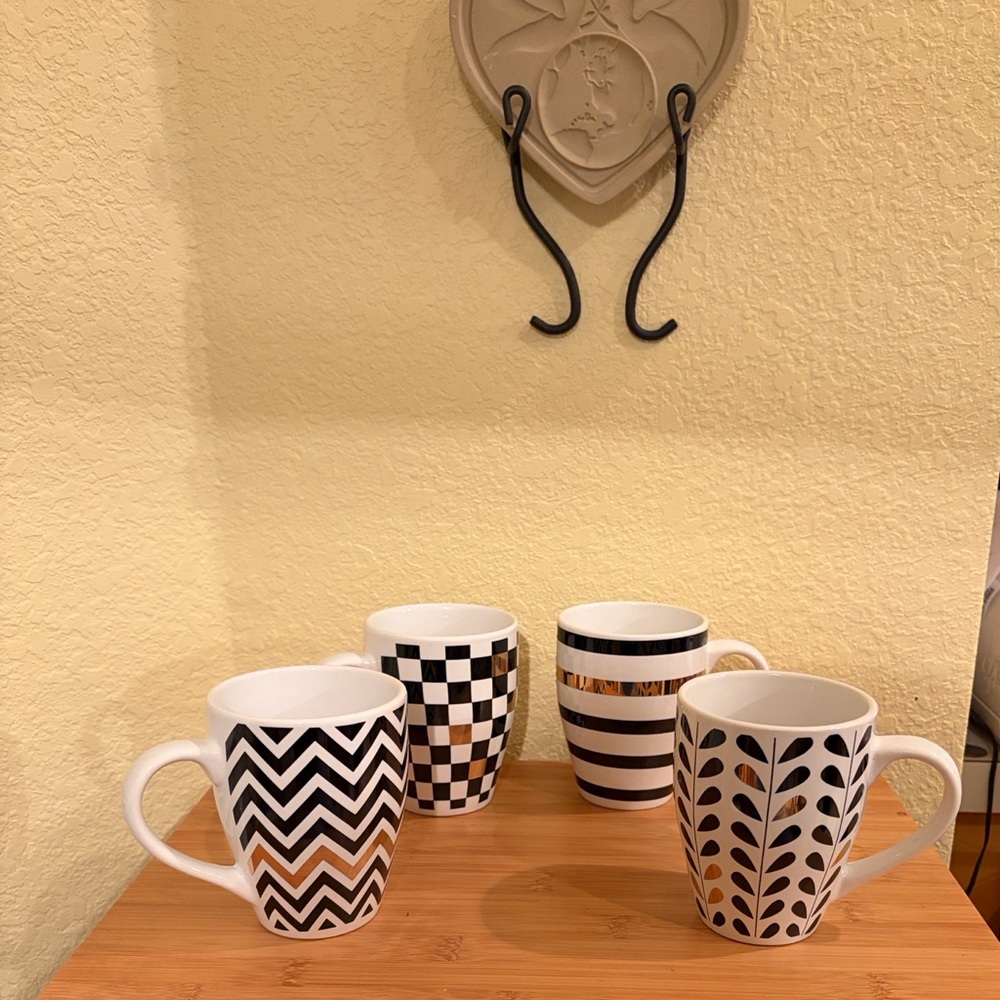 Macys Pai geometric Black, White and gold Patterned Mug Set
